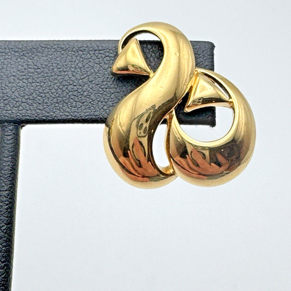 Vintage Monet Abstract Arrow Swirl Pierced Earrings Gold Tone 80s Retro Unusual - Picture 4 of 9